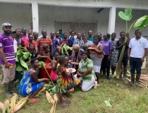 Group pic of the taro field day